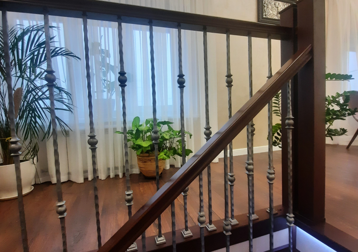 Лестница эмаль с метсал балясинами. Ракурс 2